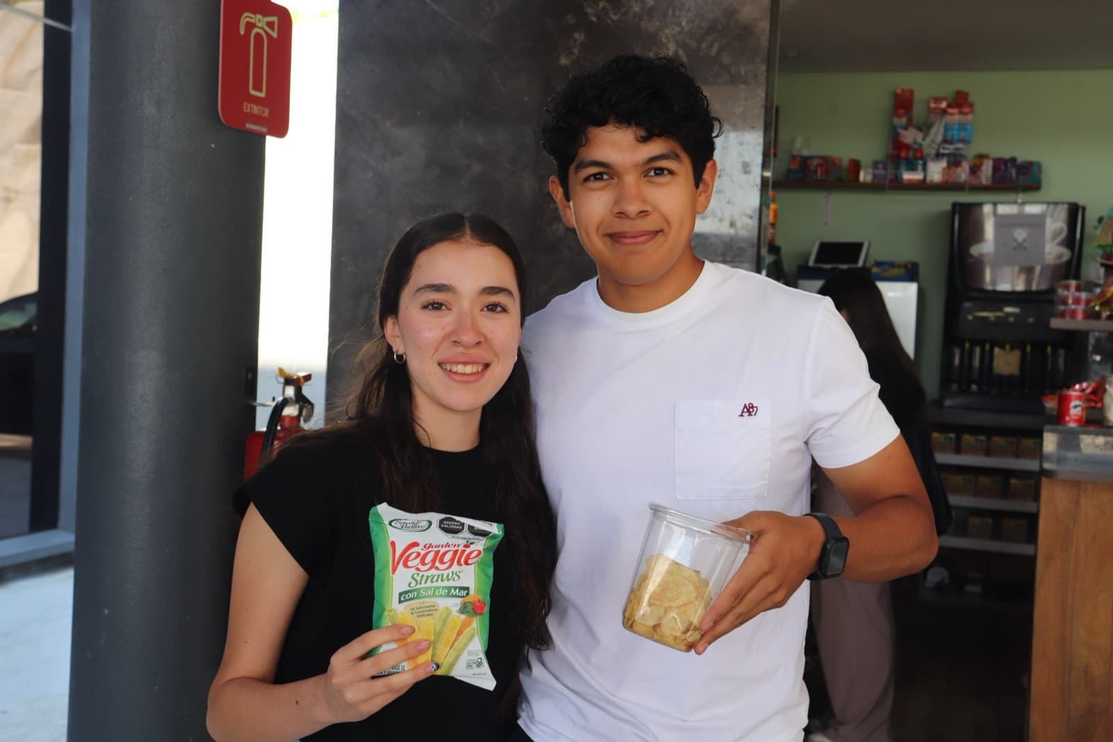 Alumnos universitarios con sus snacks frente a la cafetería Nutri del Campus Ciudad UP
