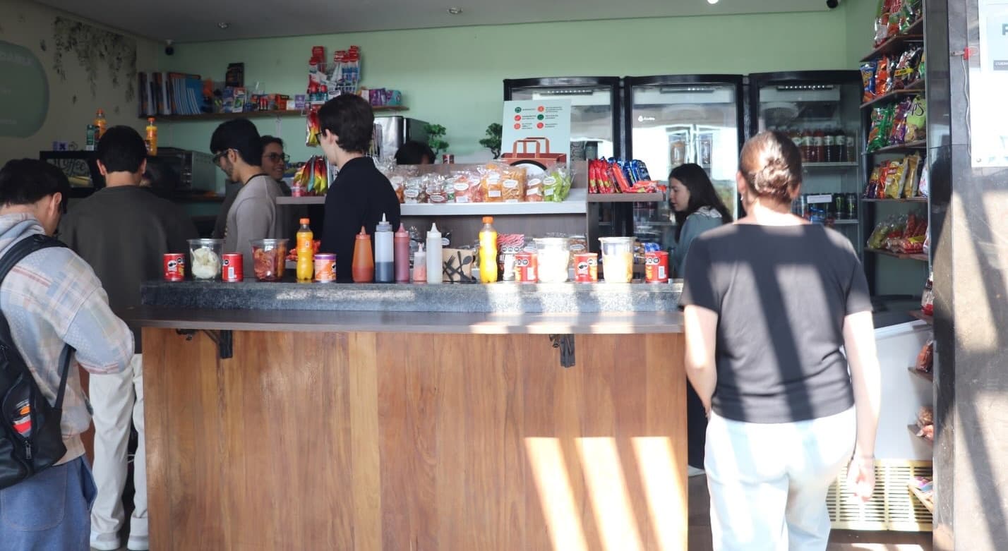 Alumnos en la barra de la cafetería escolar Nutri del Campus Ciudad UP
