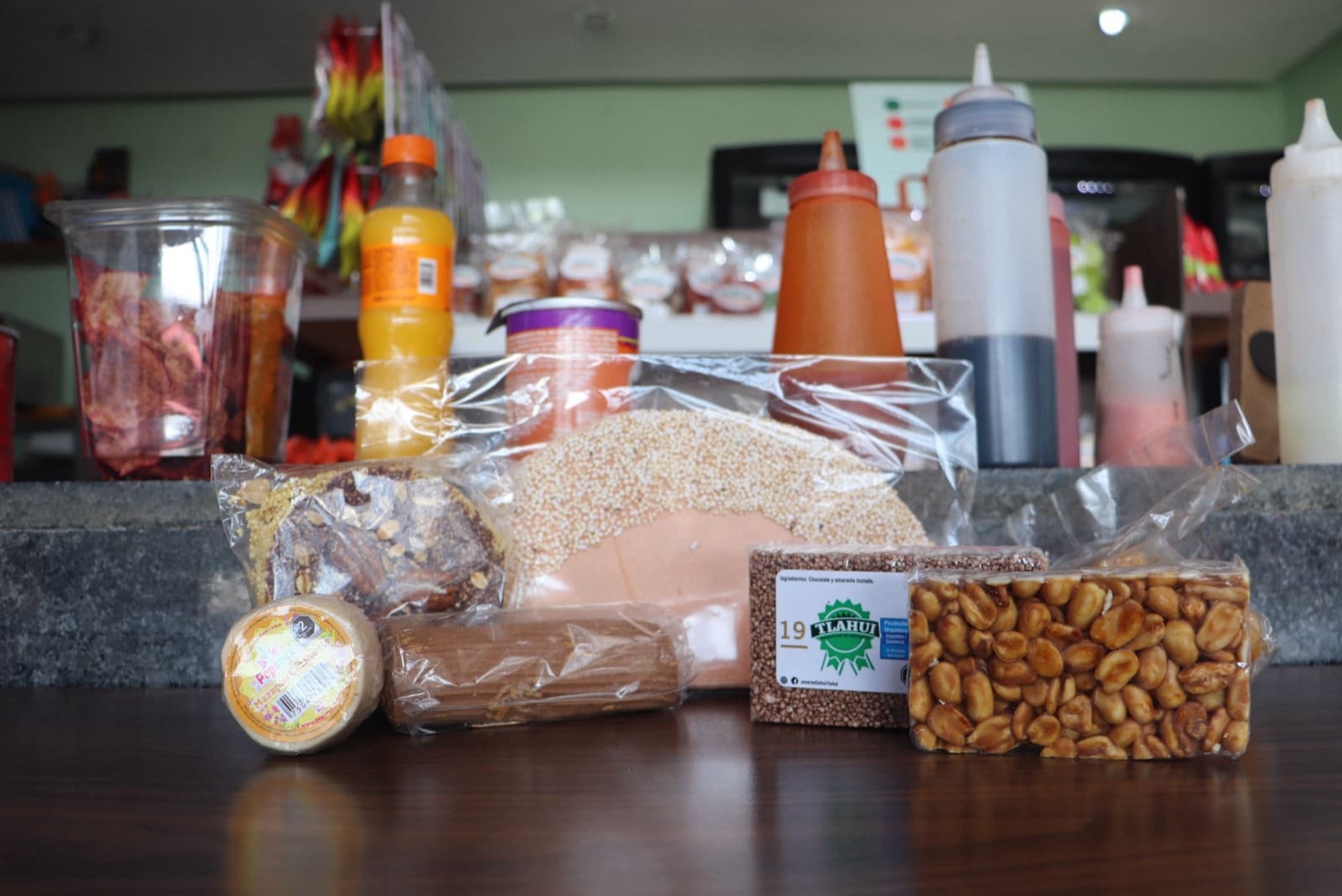 Snacks, semillas, cacahuates y bebidas sobre la barra de la cafetería universitaria