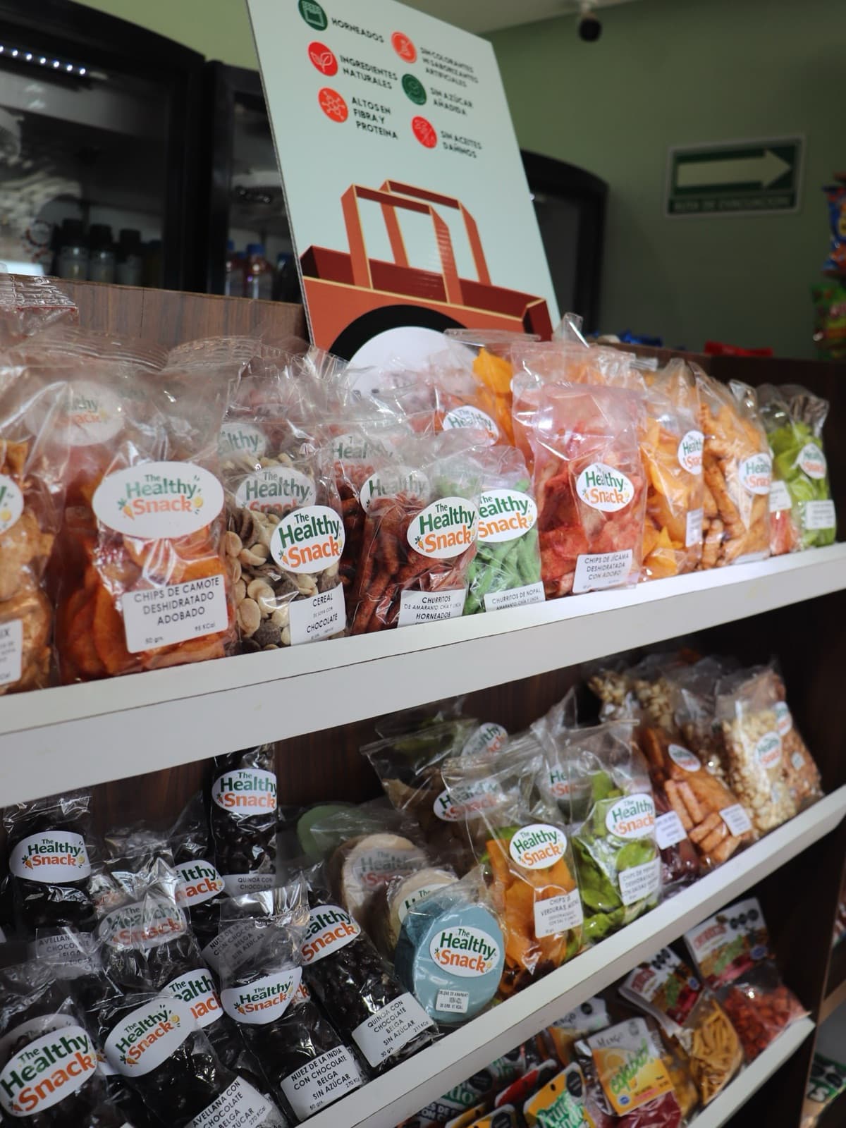 Anaquel de snacks empaquetados en la cafetería universitaria Nutri